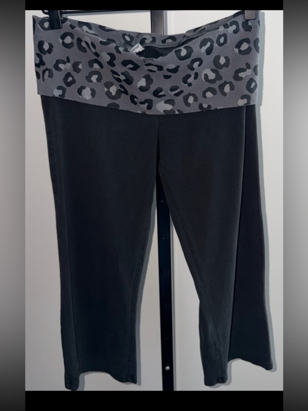 Y2K PINK Victoria's Secret
Capri Pants Fold Over
Leopard Rhinestone Sz M